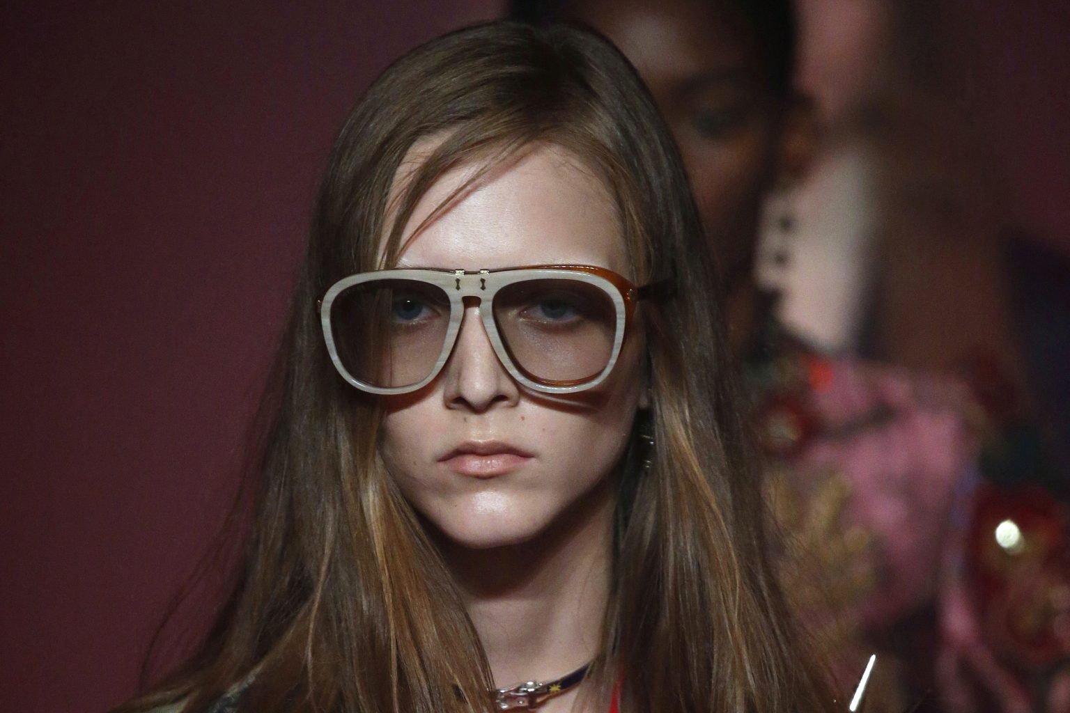 ¿Cuáles son los planes de Kering Eyewear para convertirse en el número