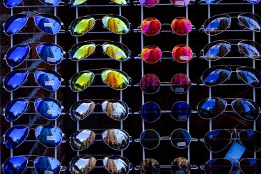 Las gafas son uno de los productos más robados en las tiendas. FOTO: Steinar Engeland (Unsplash)