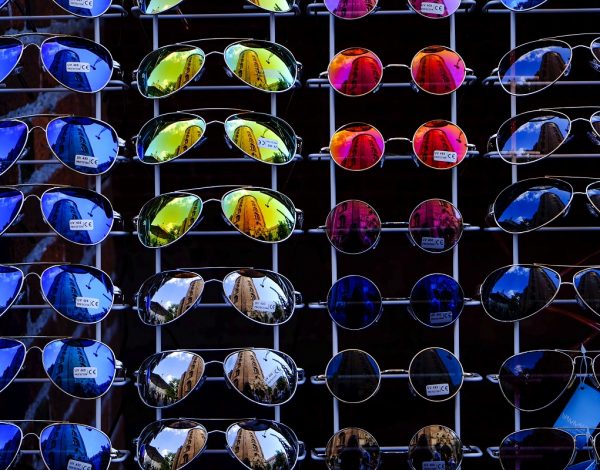 Las gafas son uno de los productos más robados en las tiendas. FOTO: Steinar Engeland (Unsplash)