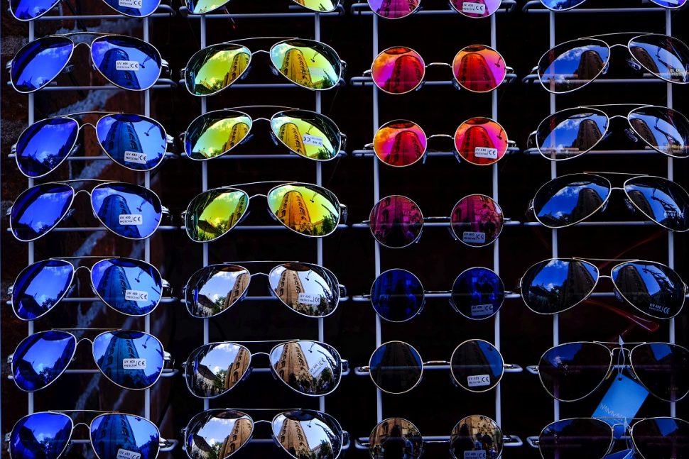 Las gafas son uno de los productos más robados en las tiendas. FOTO: Steinar Engeland (Unsplash)
