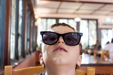 La Universidad CEU San Pablo aconseja proteger los ojos de los niños con gafas de sol, sobre todo en la temporada estival. FOTO: Lavi Perchik (Unsplash)
