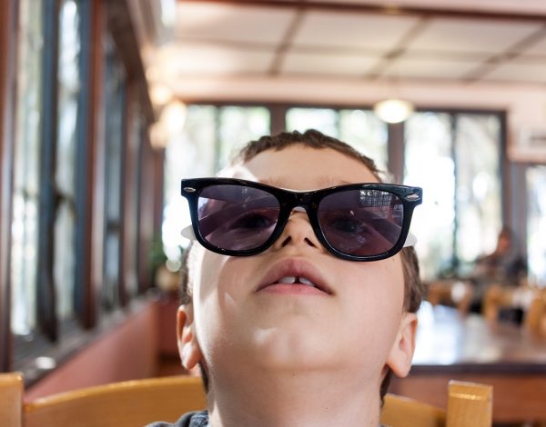 La Universidad CEU San Pablo aconseja proteger los ojos de los niños con gafas de sol, sobre todo en la temporada estival. FOTO: Lavi Perchik (Unsplash)