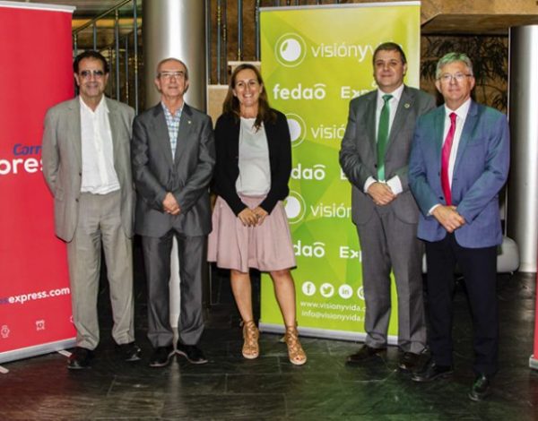 Directivos de Fedao y Correos Express durante la firma del convenio.