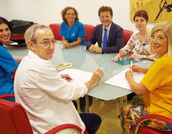 Firma del convenio entre el HLA y el Colegio Oficial de Ópticos Optometristas de Andalucía.