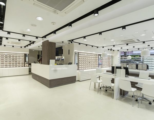 Interior del nuevo establecimiento de Óptica Universitaria en El Prat de Llobregat.