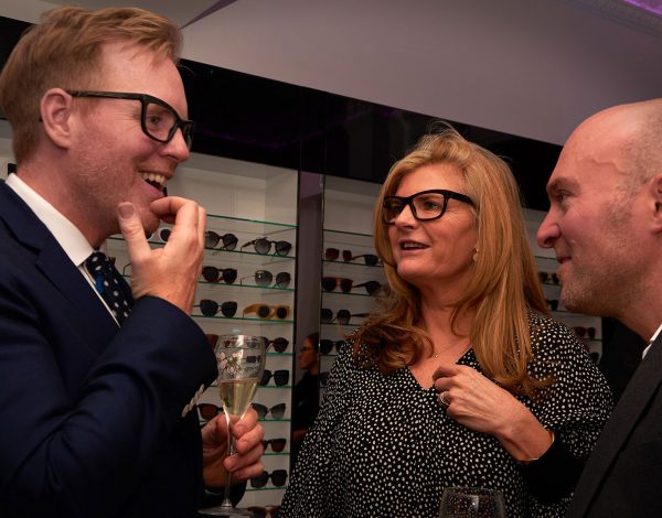 Tom Davis (izquerda) durante la cena del primer aniversario de su óptica en Covent Garden, celebrada el pasado noviembre. FOTO: TD Tom Davis