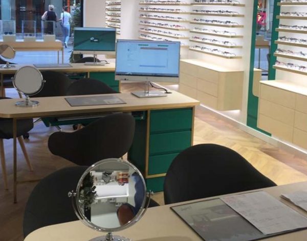 Interior de la nueva óptica de Cottet en Girona.