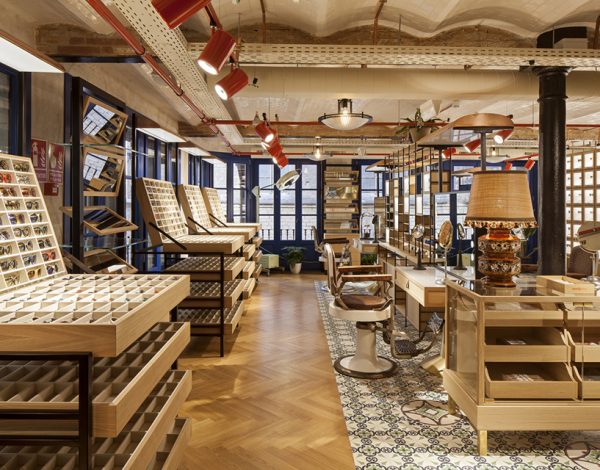 Óptica de Etnia Barcelona en el barrio de El Born, en Barcelona.