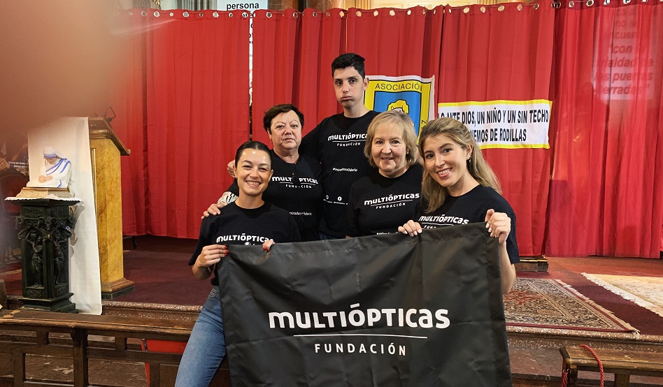 Voluntarios de la Fundación Multiópticas, en la Iglesia de San Antón, en Madrid.
