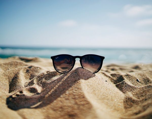 Gafas de sol sobre la arena