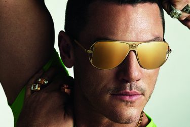 Luke Evas es el nuevo rostro de la campaña de gafas para hombre de Versace. FOTO: Versace