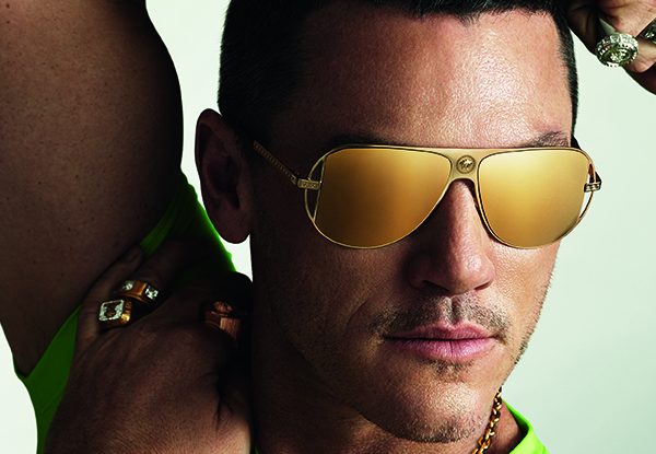 Luke Evas es el nuevo rostro de la campaña de gafas para hombre de Versace. FOTO: Versace