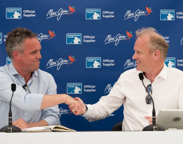 Martijn van Eerde (izquierda) durante la firma del convenio con el European Tour de golf.