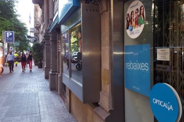 Establecimiento de Opticalia en la calle Diputación en Barcelona. FOTO: Modaengafas.com