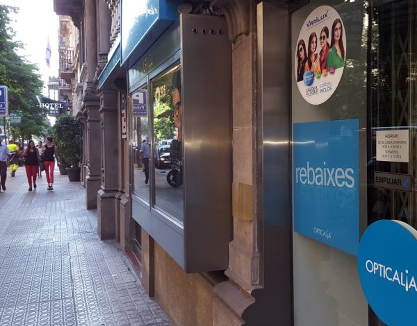 Establecimiento de Opticalia en la calle Diputación en Barcelona. FOTO: Modaengafas.com