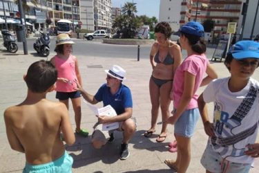 Ópticos valencianos distribuyendo información de salud visual en la playa de Calpe- FOTO: Coocv