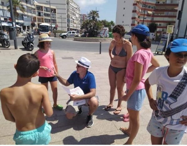 Ópticos valencianos distribuyendo información de salud visual en la playa de Calpe- FOTO: Coocv