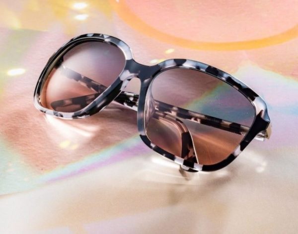 Modelo de Prada fabricado por Essilorluxottica.