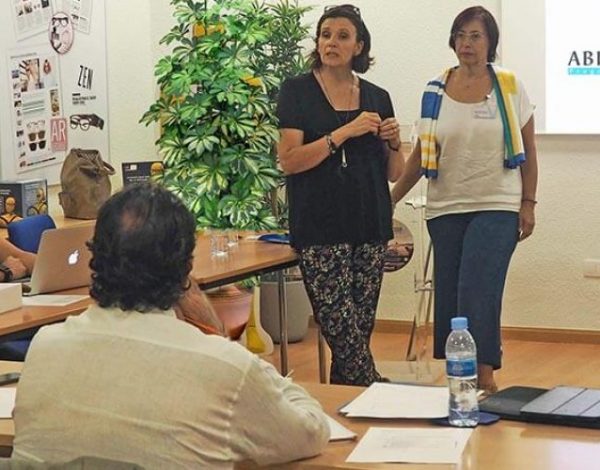 La foto corresponde al acto realizado en Madrid, en el que Visión y Vida y Abre sus Ojos sellaron su acuerdo de colaboración.