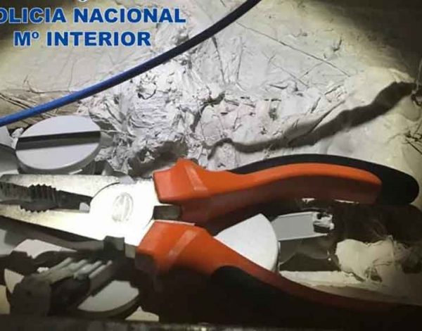 Alicante con que el ladrón detenido en Pamplona manipulaba los mecanismos de seguridad de las gafas.