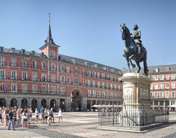 Turistas en la Plaza Mayor de Madrid.
