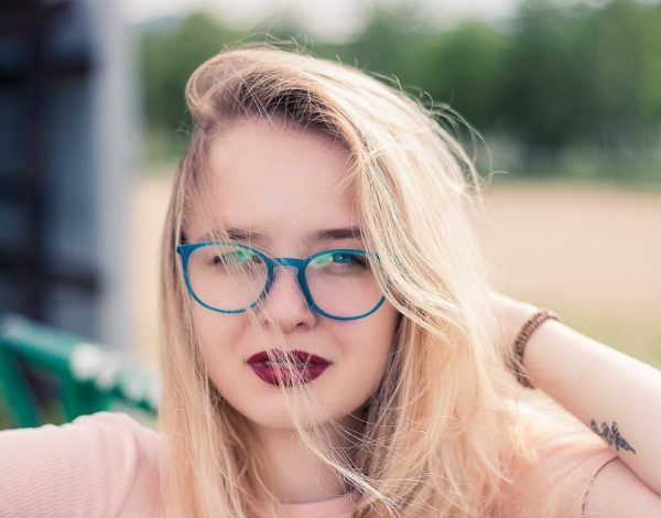 El 68,6% de las mujeres españolas lleva gafas o lentillas. FOTO: Max Ilienerwise (Unsplash)