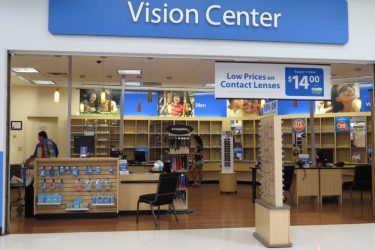 Óptica de National Vision en un centro de Walmart.