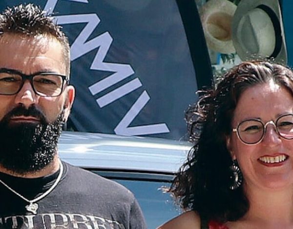 Xoan Antón Campiño, ganador del coche, y Xoan Antón Campiño, directira de Opticalia Alemana.