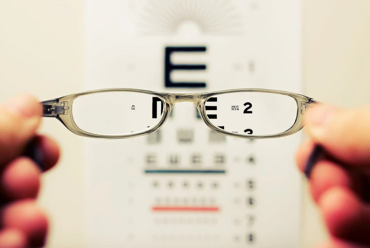 Los ópticos se oponen al intento de los oftalmólogos de frenar su acceso a la sanidad pública
