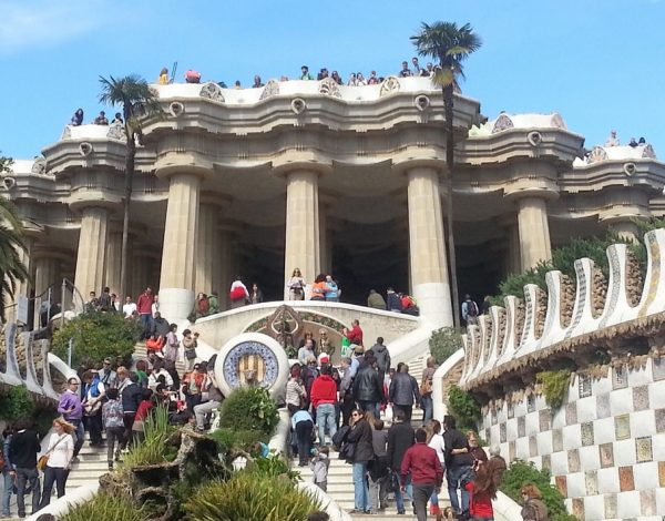 Turistas en el parque Guell de Barcelona.
