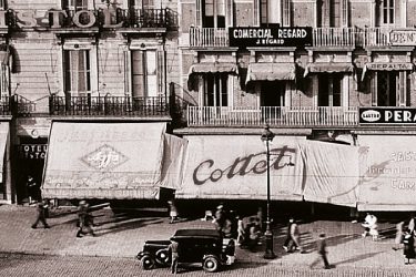 Panorámica de la óptica de Cottet en el Portal de l’Ángel a principios del siglo XX. Foto tomada de la web de la compañía.