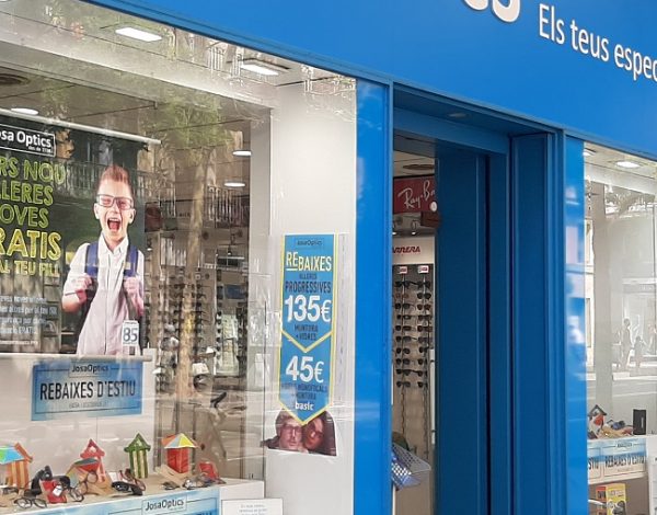 Escaparate de Josa Optics en el escaparate, impulsando la campaña de vuelta al cole.