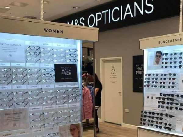 Punto de venta de M&S de Optician Online.
