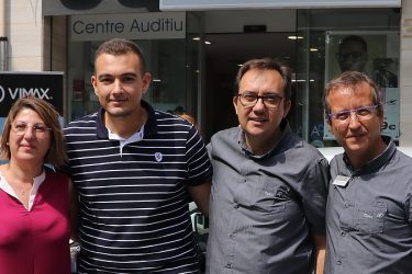 Omar Temimi (segundo por la izquierda) recibió el coche en el centro de Armand Òptics donde compró las lentes Vimax.