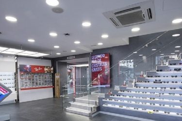 Interior de la tienda de Visionlab en la calle Callao, en Madrid.