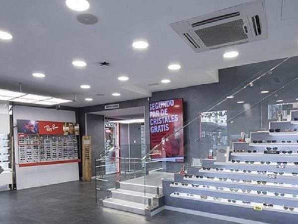 Interior de la tienda de Visionlab en la calle Callao, en Madrid.