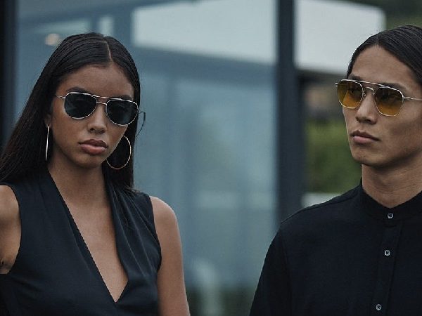 Modelos con gafas Barton Perreira