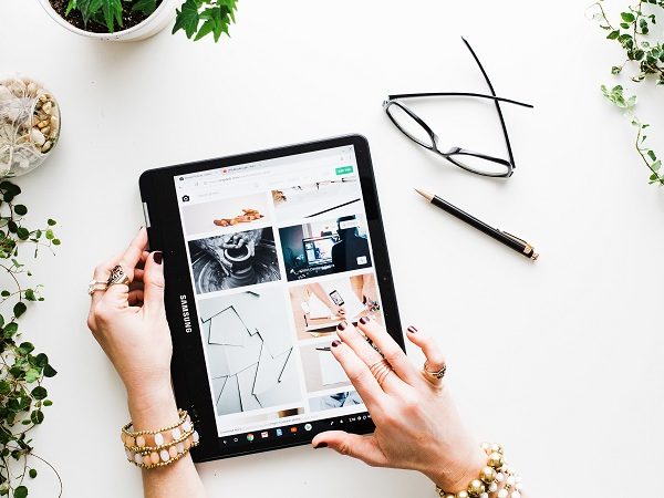 ¿Cuál es la diferencia entre los compradores online y offline en la óptica?