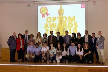 Los galardonados en los II Premios al Esfuerzo en el Grado de Óptica y Optometría.