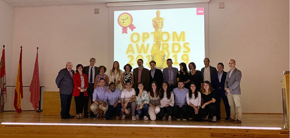 Los galardonados en los II Premios al Esfuerzo en el Grado de Óptica y Optometría.