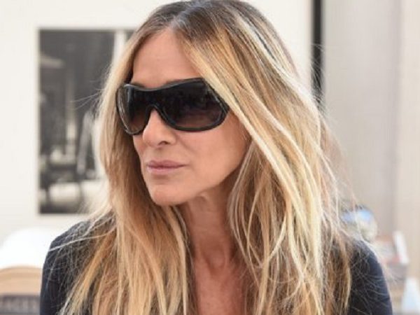 Las gafas diseñadas por Sarah Jessica Parker son tipo máscara y están inspiradas en los 90. FOTO: Sunglass Hut