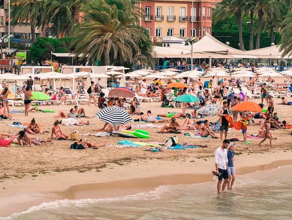 Turismo. Las playas son uno de los principales focos de atracción de los turistas en España. FOTO: Julian Dik (Unsplash)