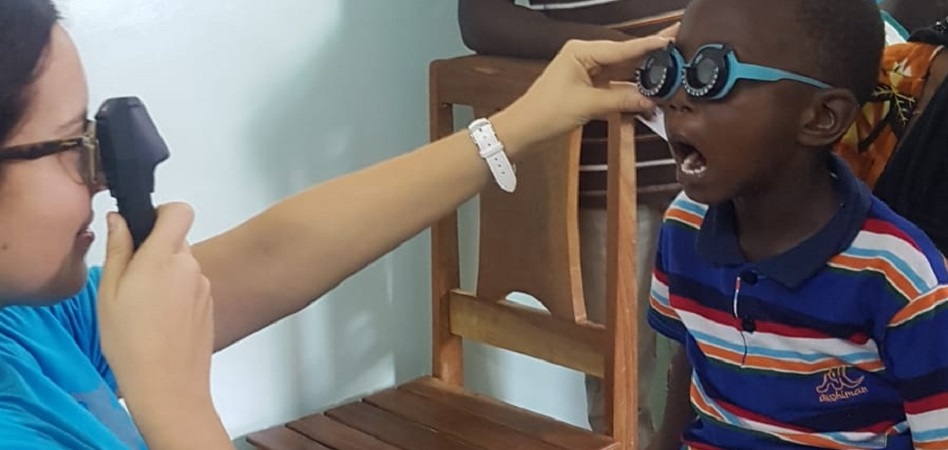 La vicedecana Caridad Galindo realiza un examen visual a un niño de Mbour.