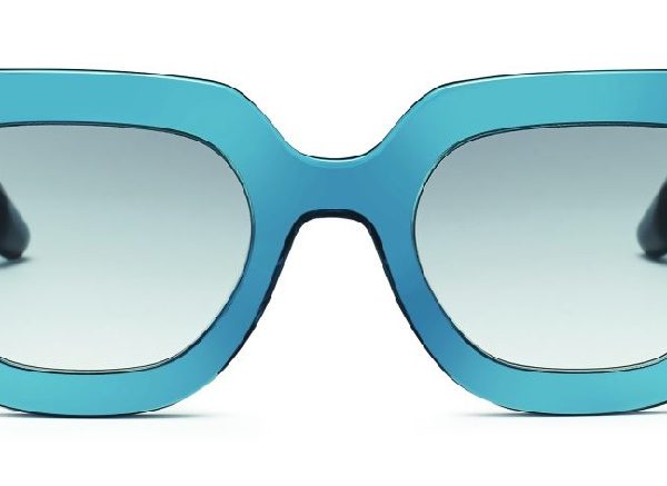 Modelo de la colección de otoño de Victoria Beckham Eyewear.
