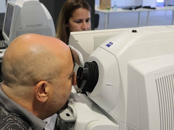 Trabajador de Zeiss pasando el examen oftalmólógico realizado en la clínica Rementería.