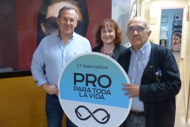 Cliente de Federópticos Alba, en Ejea de los Caballeros (Zaragoza), recibe el premio de gafas progresivas para toda la vida.