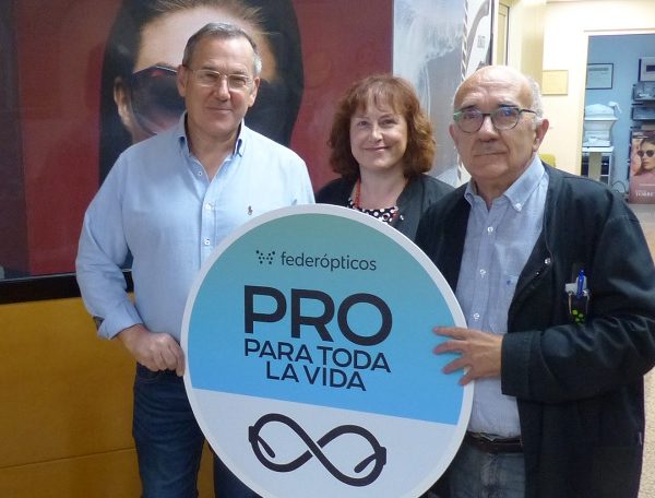 Cliente de Federópticos Alba, en Ejea de los Caballeros (Zaragoza), recibe el premio de gafas progresivas para toda la vida.