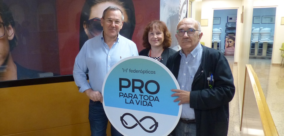 Cliente de Federópticos Alba, en Ejea de los Caballeros (Zaragoza), recibe el premio de gafas progresivas para toda la vida.