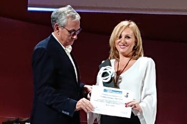 Salomé Suárez, responsable de Fundación Multiópticas, recibe el galardón.