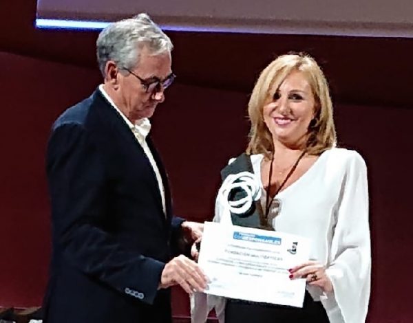Salomé Suárez, responsable de Fundación Multiópticas, recibe el galardón.
